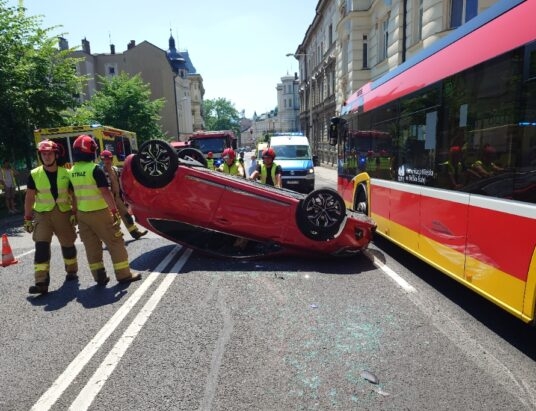 Zderzenie dwóch aut i autobusu MZK. Jeden pojazd dachował