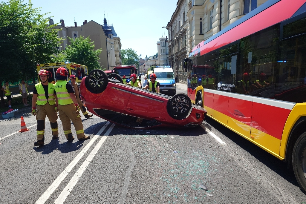 Z ostatniej chwili: Zderzenie dwóch aut i autobusu MZK. Jeden pojazd dachował – foto
