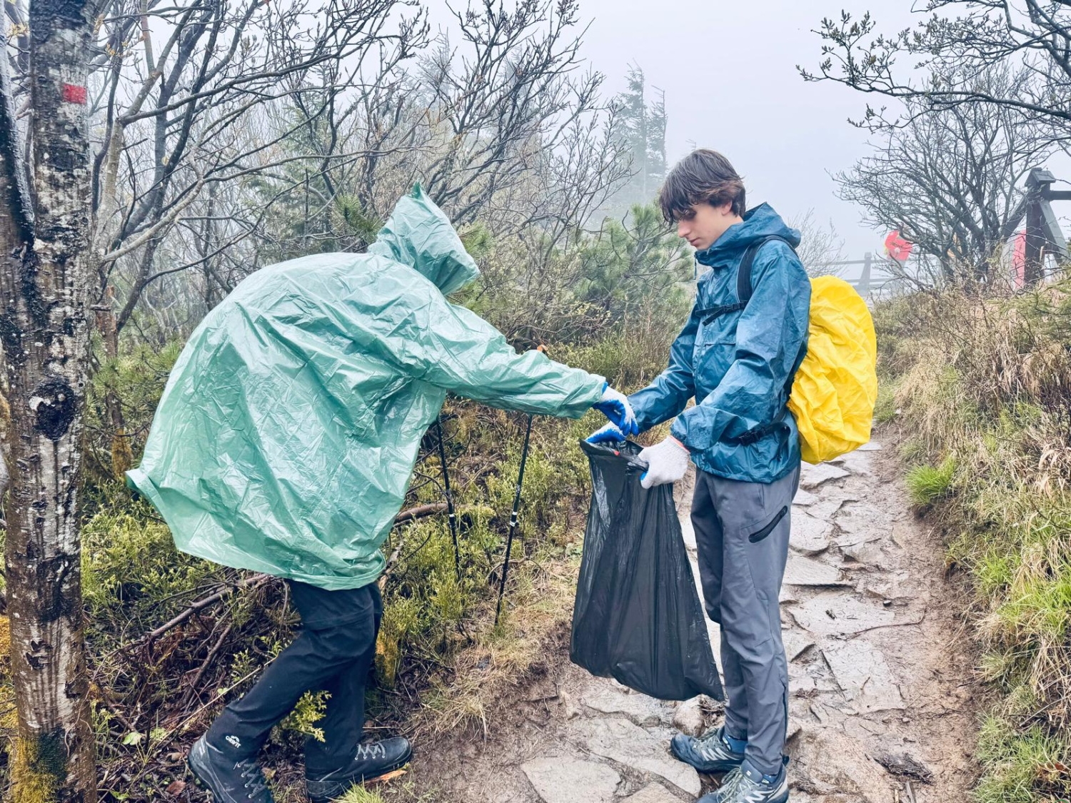 Wytrwale sprzątają góry. niedługo finał na Magurce