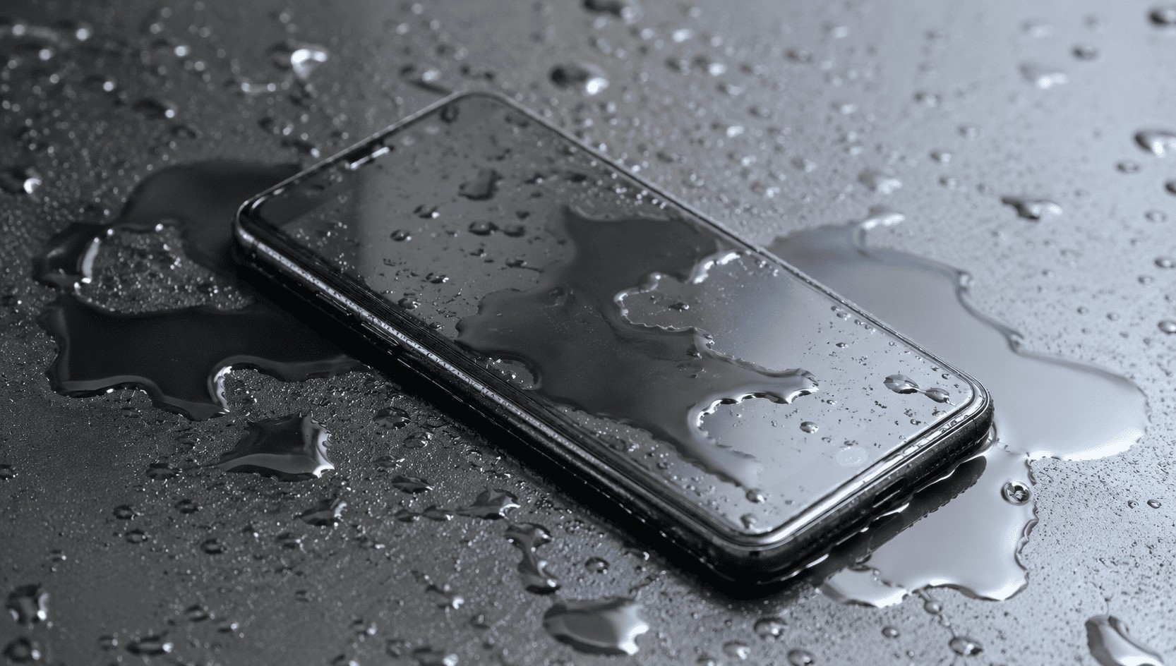 Telefon po kontakcie z wodą nie zawsze jest stracony. Co można zrobić samodzielnie, a czego lepiej unikać?