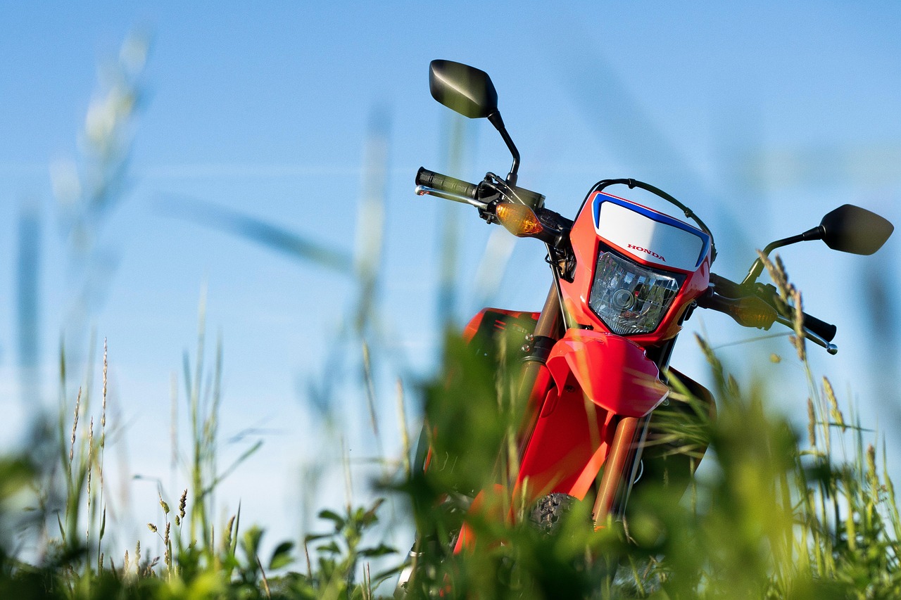 Podróże motocyklowe w trudnym terenie – ochrona stóp podczas wymagających wypraw