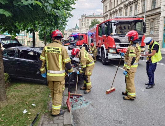 Z ostatniej chwili: Zderzenie czterech pojazdów, jeden koziołkował! Trzy osoby zabrane do szpitala! | ZDJĘCIA