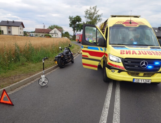 Z ostatniej chwili: Czołowe zderzenie motocyklisty z autem. Do szpitala odwieziono dwie osoby | ZDJĘCIA