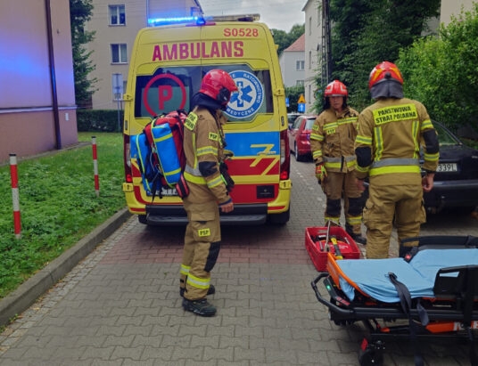 Seniorka wzywała pomocy. Strażacy siłowo weszli do mieszkania