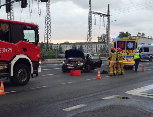 Zderzenie dwóch aut na skrzyżowaniu. Sprawca śpieszył się do pracy