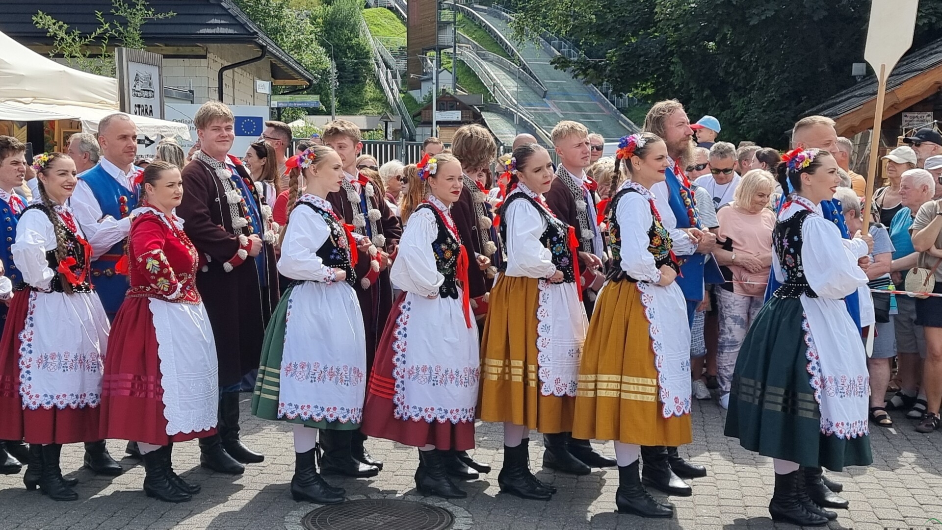 Folklor znów połączył świat. Barwna inauguracja 63. Tygodnia Kultury Beskidzkiej w Wiśle | FOTO, WIDEO