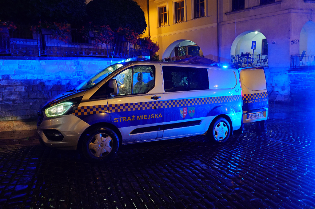 Zakrwawiony mężczyzna w centrum miasta. Strażnicy ujęli cztery osoby – foto