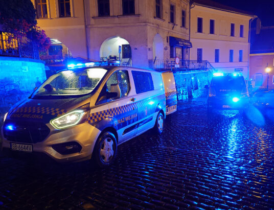 Zakrwawiony mężczyzna w centrum miasta. Strażnicy ujęli cztery osoby – foto