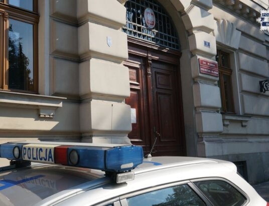 Nastolatkowie ukradli hulajnogę sprzed basenu. Namierzyła ich policjantka po służbie