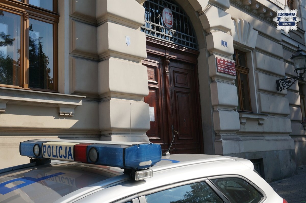Nastolatkowie ukradli hulajnogę sprzed basenu. Namierzyła ich policjantka po służbie