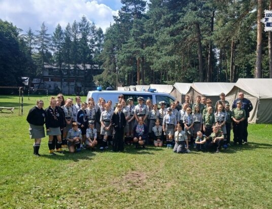 Dzielnicowy odwiedził harcerzy w Ustroniu. Rozmawiali o bezpiecznych wakacjach