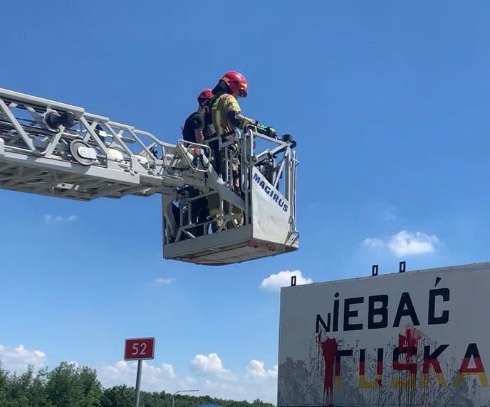 Zarzuty za baner wymierzony w premiera. Głos zabrał prezes PiS-u