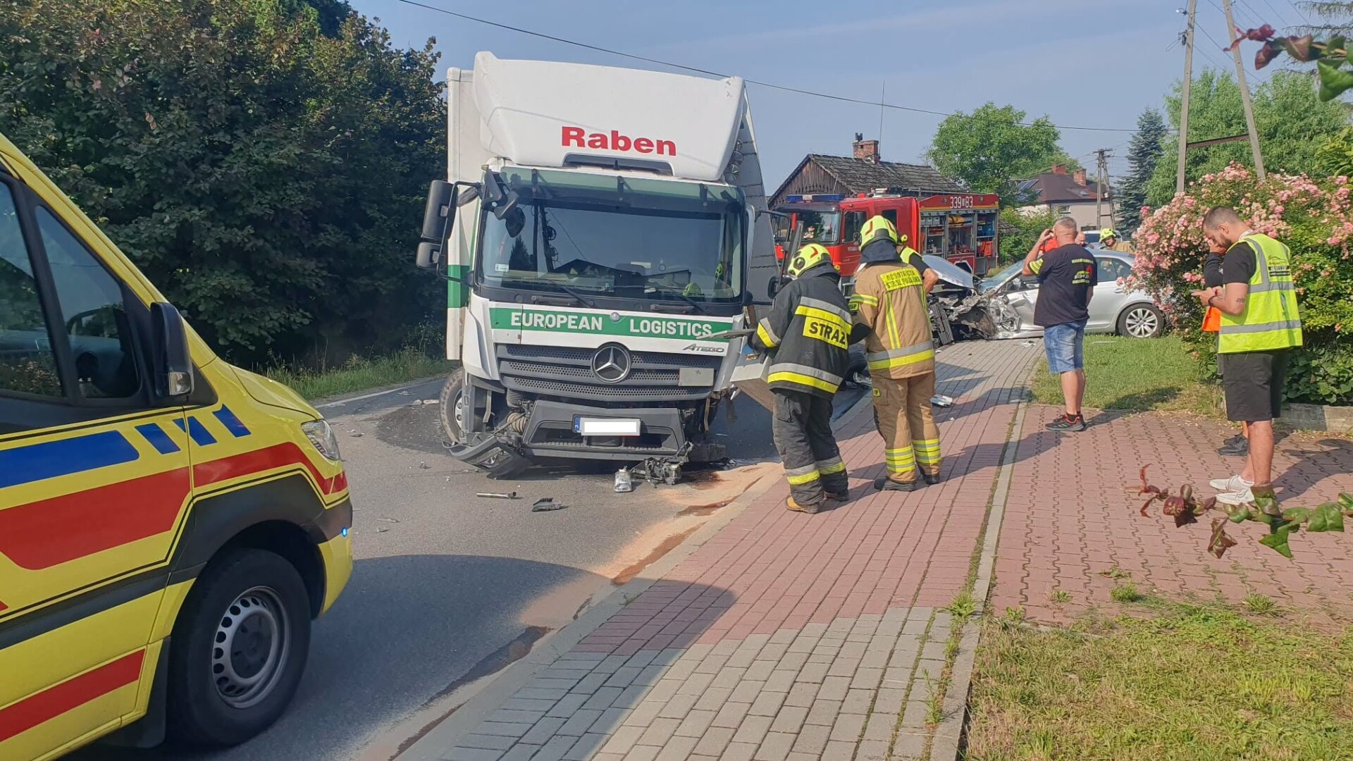 Zderzenie ciężarówki z osobówką w Starej Wsi. Jedna osoba trafiła do szpitala | ZDJĘCIA