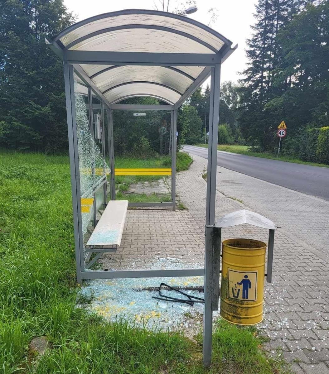 Wandale zdewastowali wiatę w Jordanowie