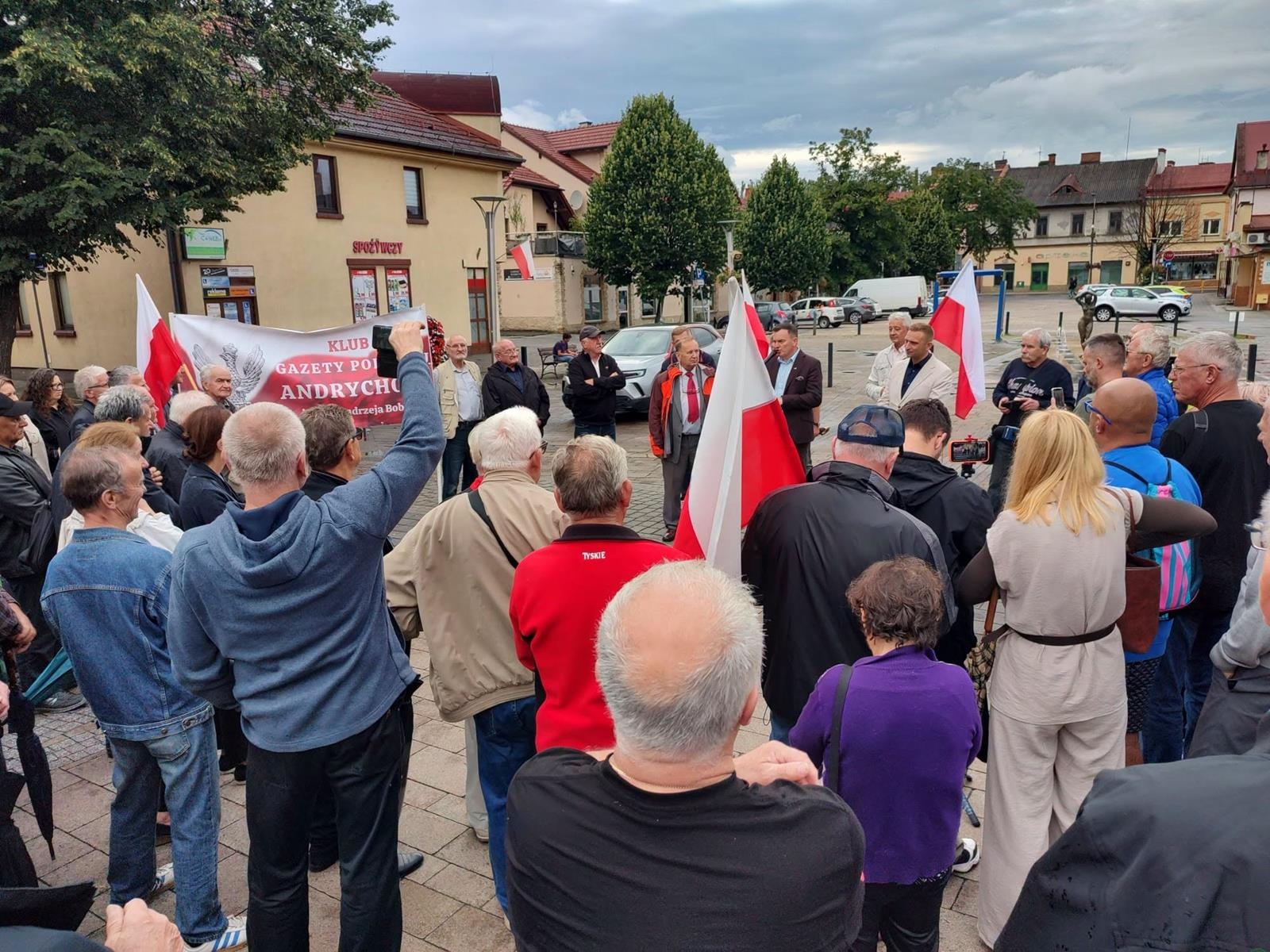 Zamieszanie z Robertem Bąkiewiczem w Andrychowie – ZDJĘCIA