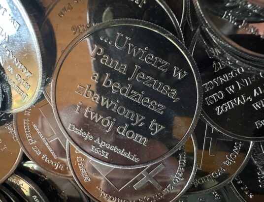 „Weź, zamiast wrzucać”. Wakacyjna inicjatywa ks. Jana Byrta zaskakuje turystów