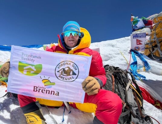 Flaga gminy Brenna na najwyższym szczycie świata
