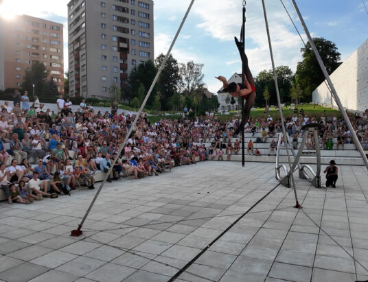 Miasto stało się sceną! Projekt „SĄSIEDZI” zachwycił Bielszczan| WIDEO