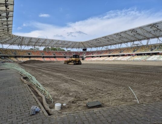 Wielka operacja logistyczna na bielskim stadionie. Murawa przyjedzie z Węgier