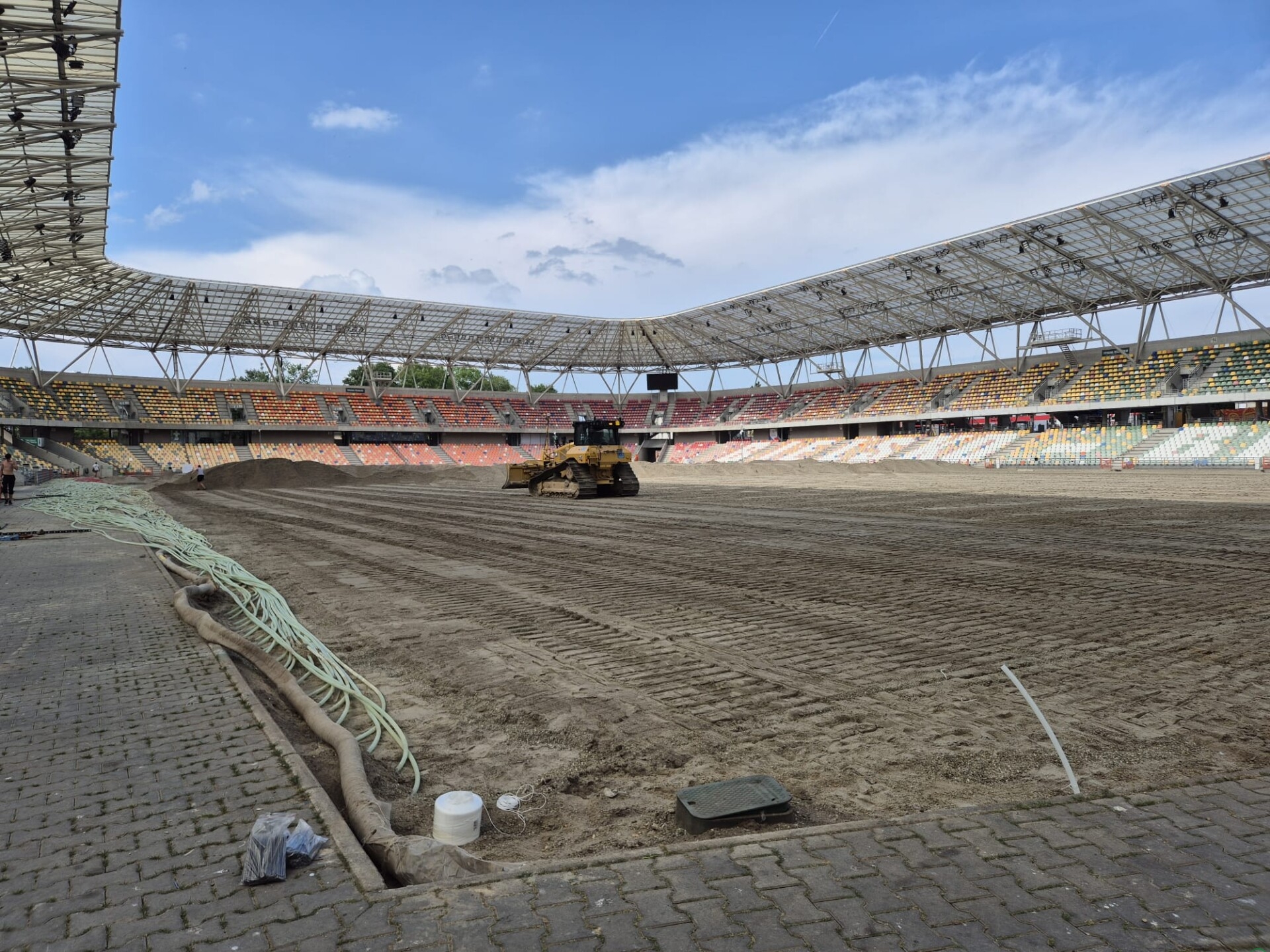 Wielka operacja logistyczna na bielskim stadionie. Murawa przyjedzie z Węgier