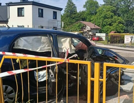 Śmigłowiec LPR na wiślance. Trzy osoby trafiły do szpitala po zderzeniu aut w Ochabach