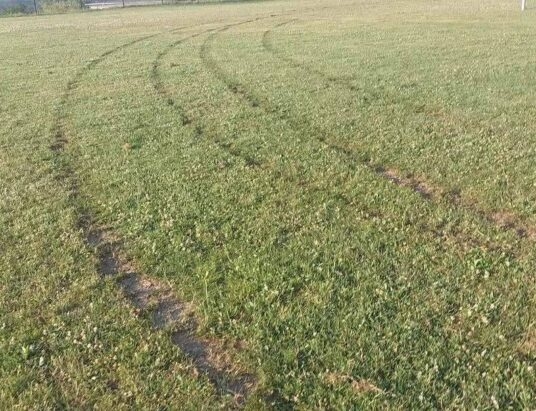 Rajdowa jazda zniszczyła boisko w Zamarskach. UKS Cieszyn apeluje do sprawcy o kontakt