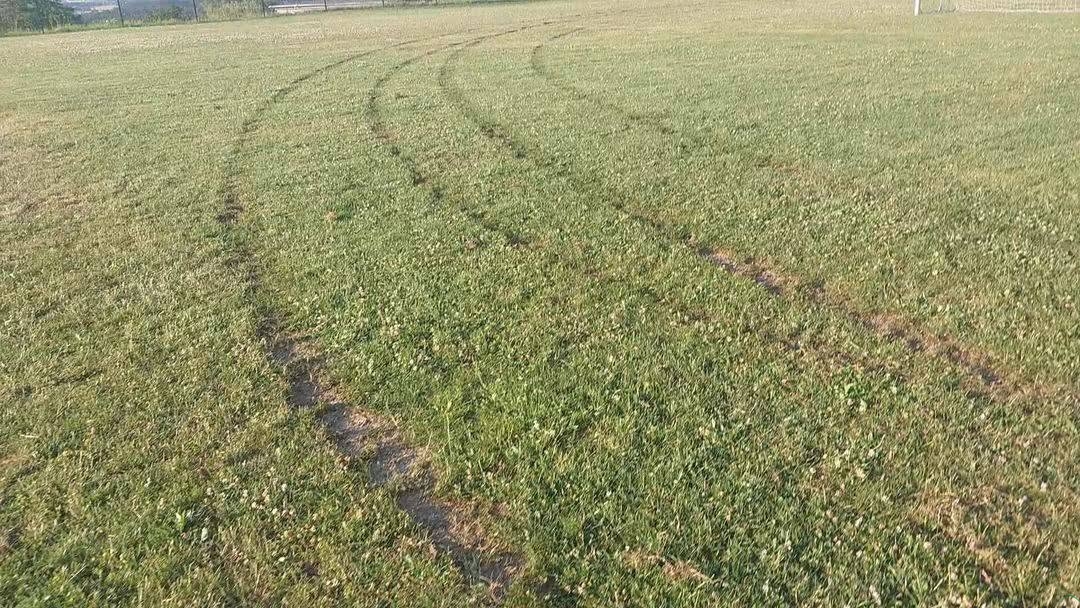 Rajdowa jazda zniszczyła boisko w Zamarskach. UKS Cieszyn apeluje do sprawcy o kontakt