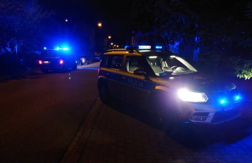 Chciał ukraść alkohol, groził ekspedientce