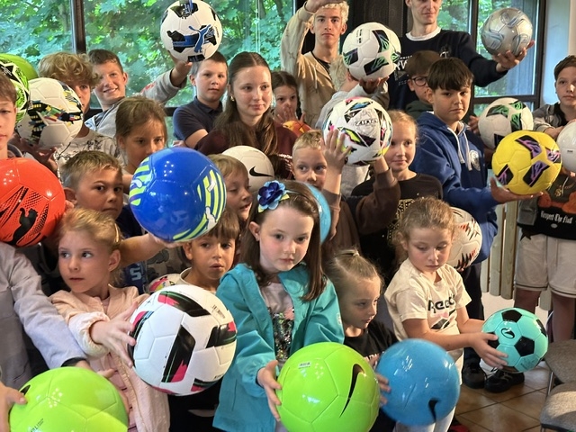 „Może wyrośnie nam kolejny Lewandowski”. Wyjątkowe nabożeństwo przyciągnęło tłumy | FOTO