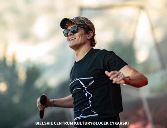 Emocje wystrzeliły w górę! Koncert Oskara Cymsa przyciągnął tłumy | ZDJĘCIA