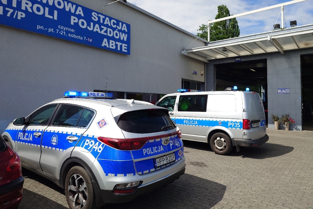 Z ostatniej chwili: Pijany, bez prawa jazdy, przyjechał autem do przeglądu! – foto