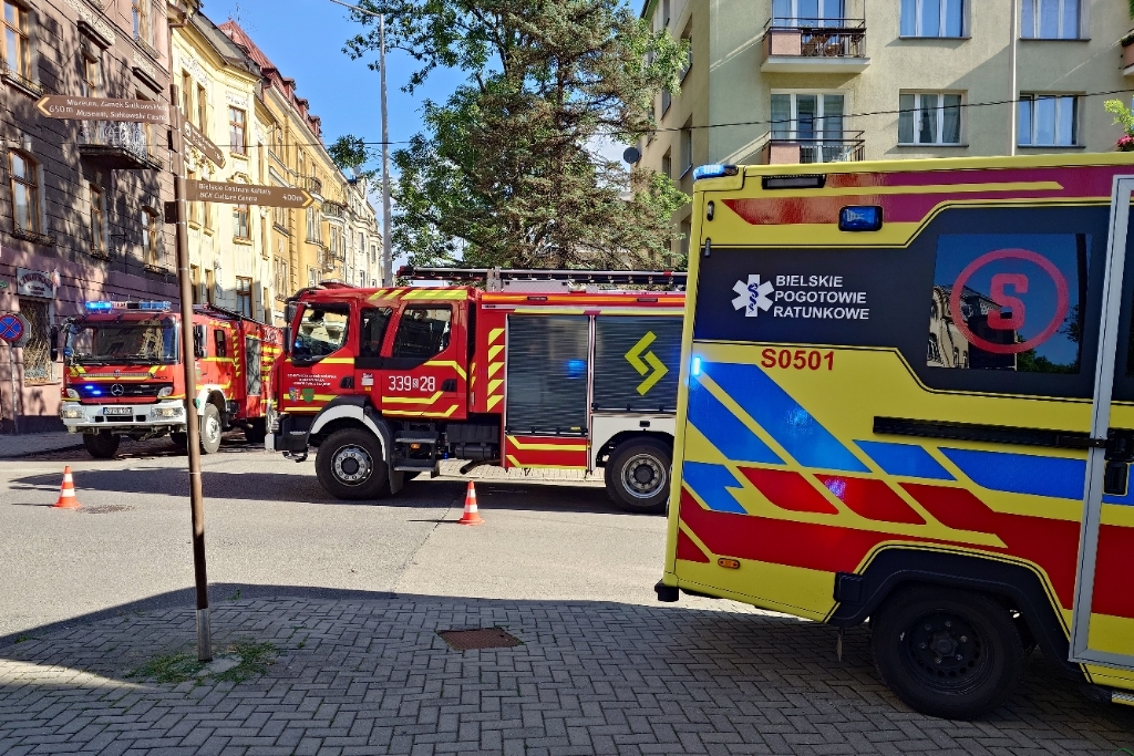 Z ostatniej chwili: Pożar w mieszkaniu w kamienicy. Trwa akcja gaśnicza – foto