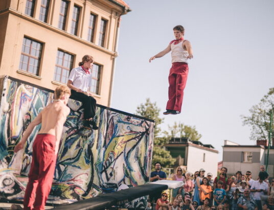 Teatr, akrobacje i widowiska plenerowe. Weekend z projektem „Sąsiedzi”