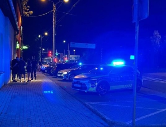 Próbował zatrzymać złodzieja, został brutalnie zaatakowany. Krwawa awantura w sklepie
