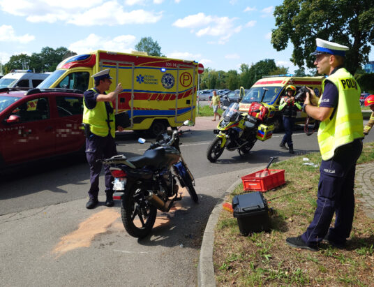 Z ostatniej chwili: Zderzenie motoroweru z samochodem. Dwie osoby poszkodowane | ZDJĘCIA