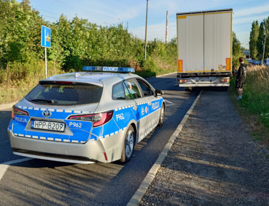 Z ostatniej chwili: Zdarzenie drogowe z udziałem motocykla. Pasażerka uderzyła w ciężarówkę