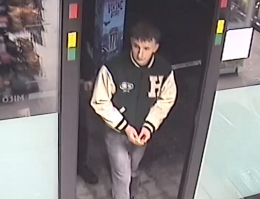 Poznajesz tych mężczyzn? Są poszukiwani ws. brutalnego pobicia