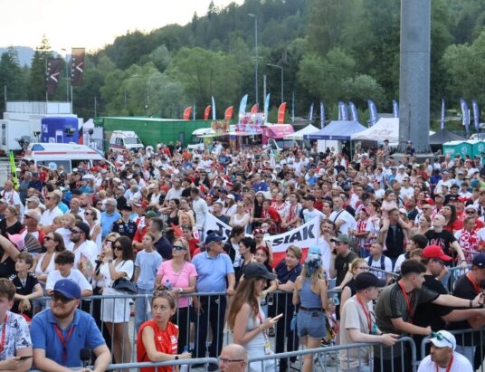 Letnie Grand Prix zainaugurowane w Wiśle. Nakamura triumfował, Tomasiak najlepszym z Polaków | ZDJĘCIA