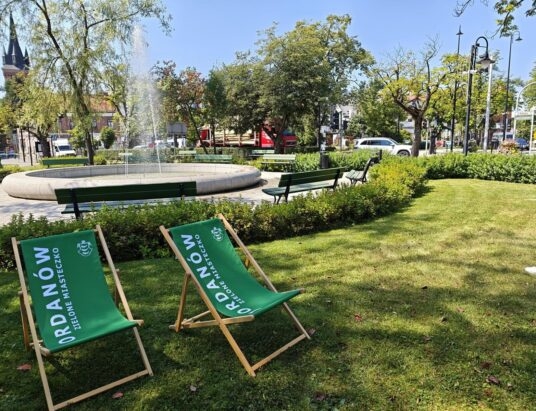 Leżaki i na Rynku w Jordanowie
