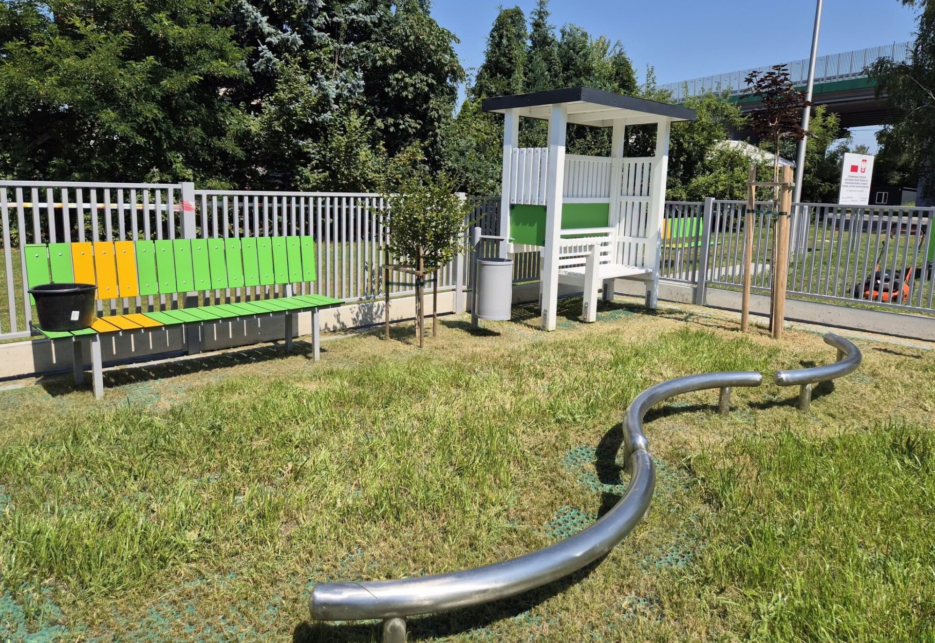 Plac zabaw przy ul. ks. Mocko w Skoczowie zaprasza najmłodsze dzieci. Oficjalne otwarcie na zakończenie wakacji
