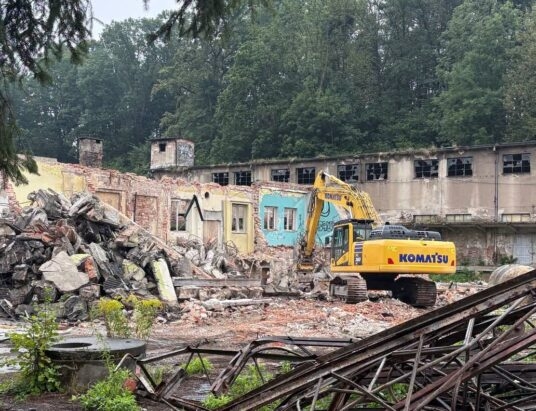 Znikają zabudowania dawnego, cieszyńskiego „Lasu”. Ruszyła rozbiórka poprzemysłowego terenu