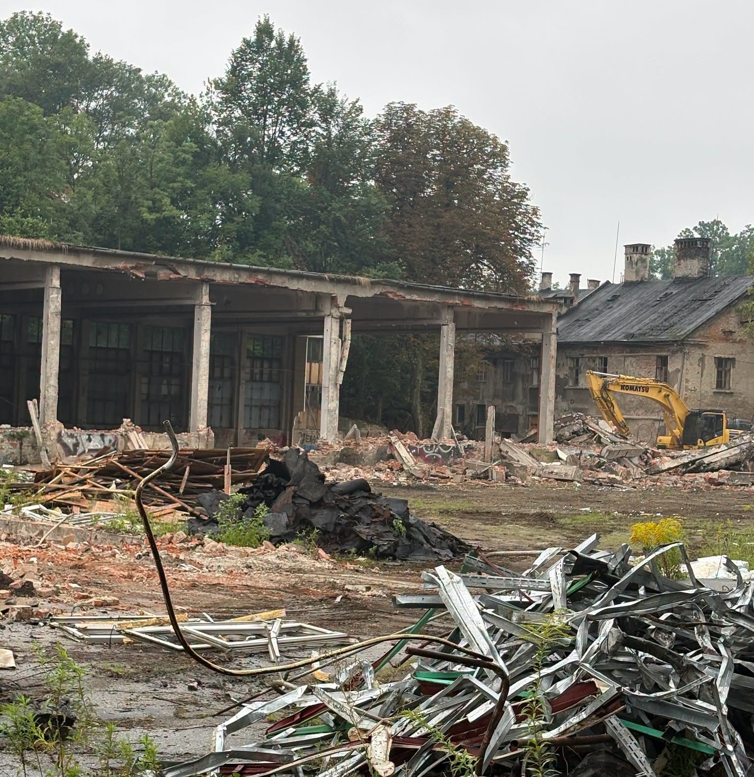 Znikają zabudowania dawnego, cieszyńskiego „Lasu”. Ruszyła rozbiórka poprzemysłowego terenu