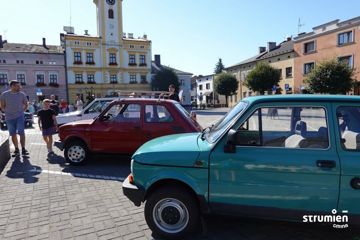 Zabytkowe auta opanowały rynek w Strumieniu. Było na co popatrzeć | ZDJĘCIA