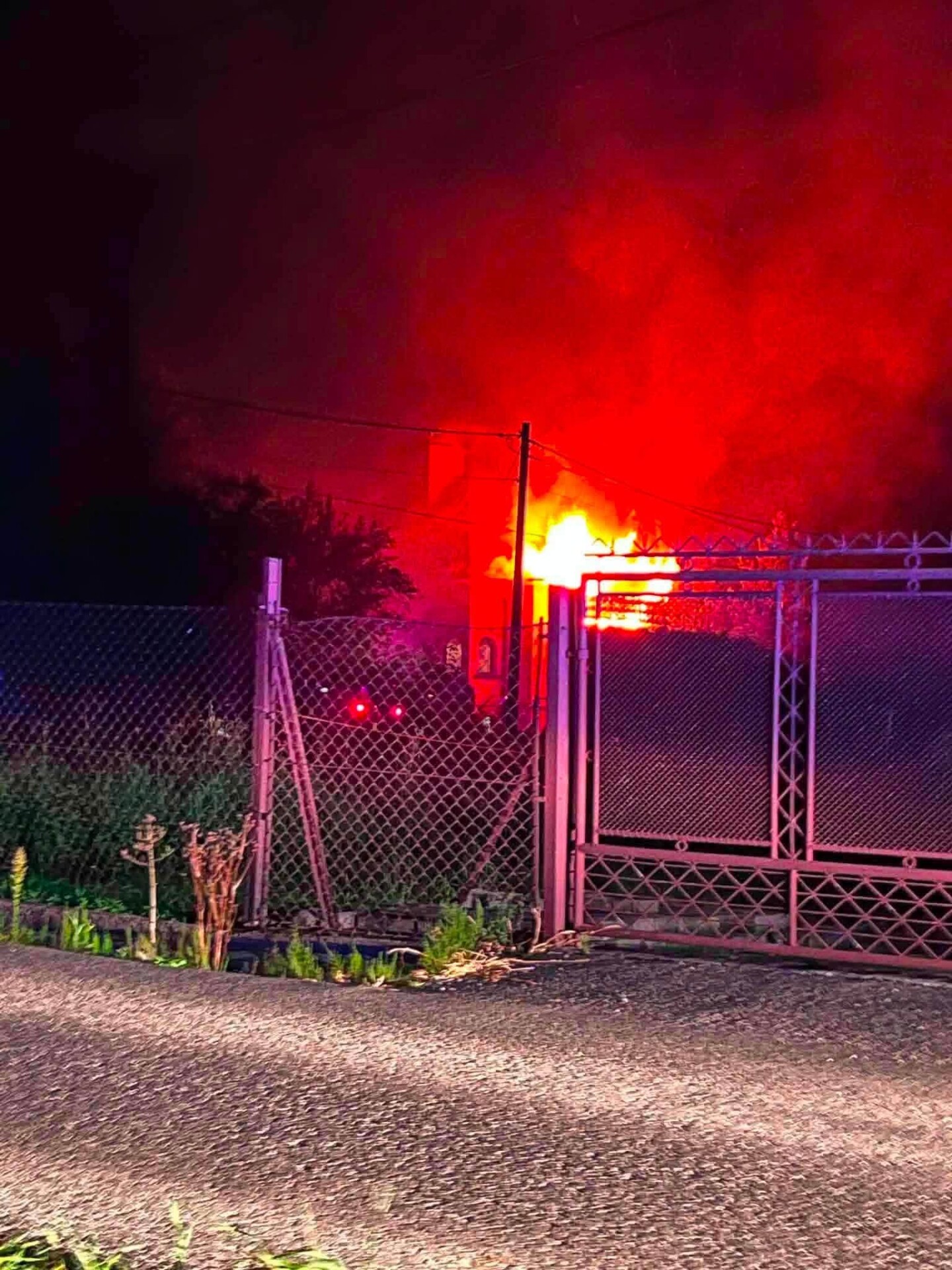 Nocny pożar domu w Biernej. Jedna osoba poszkodowana | ZDJĘCIA