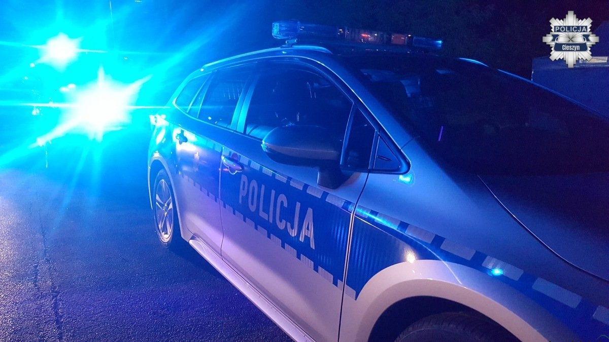 Pościg ulicami Cieszyna – kierujący z zakazem, pasażer z narkotykami, a samochód przywłaszczony
