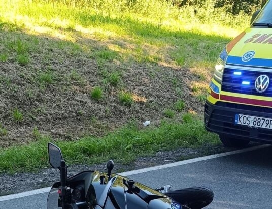 Motocyklistka w szpitalu po uderzeniu w ogrodzenie