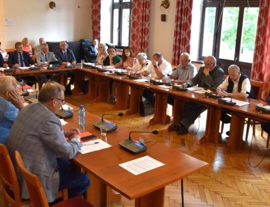 Kto za Kaczyńskim, a kto za Morawieckim z radnych powiatu żywieckiego?