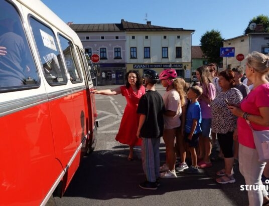 Zabytkowe auta opanowały rynek w Strumieniu. Było na co popatrzeć | ZDJĘCIA