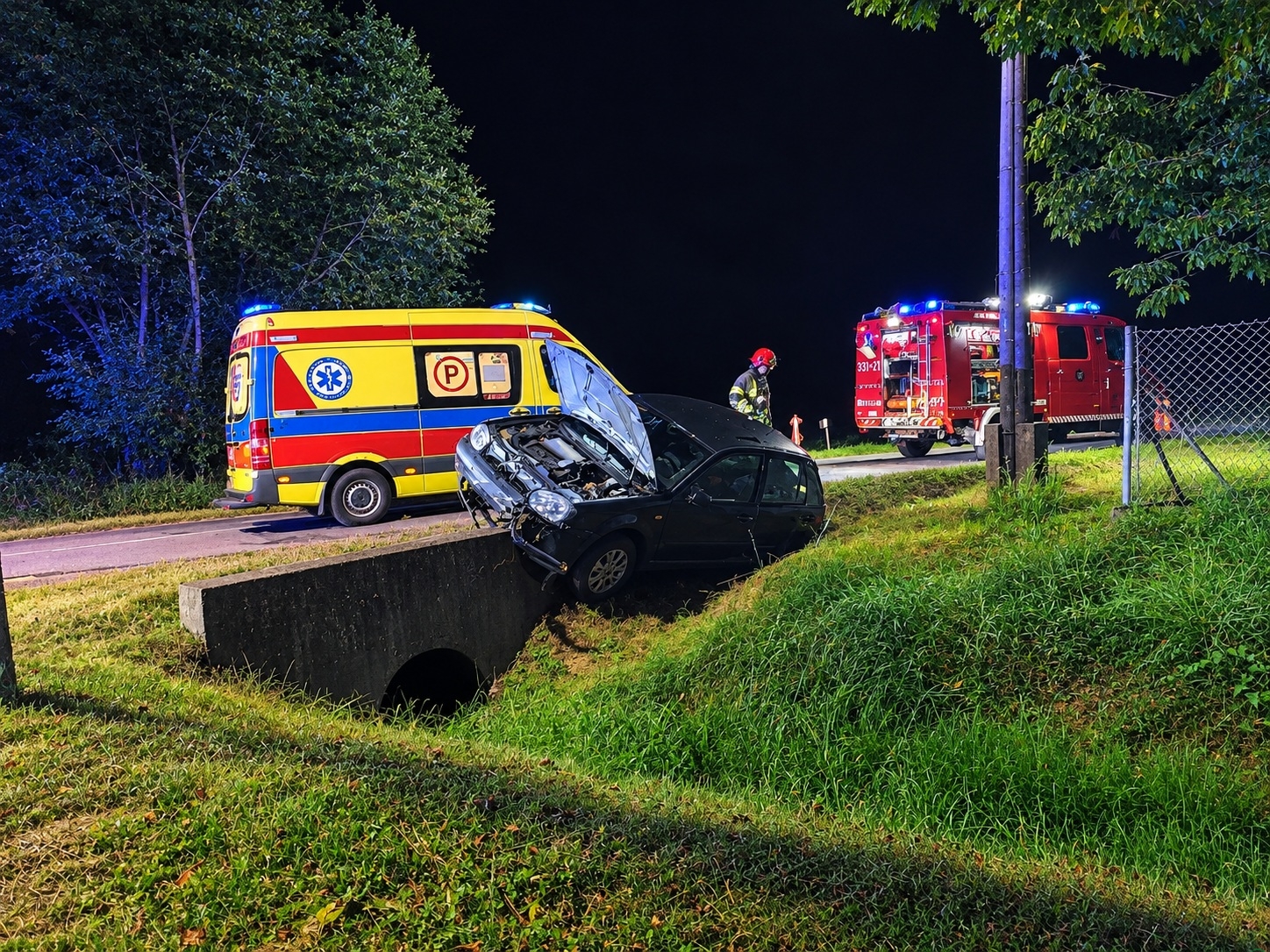 Bładnice Dolne: prawie 3 promile i betonowy mostek. Policjant po służbie ruszył z pomocą