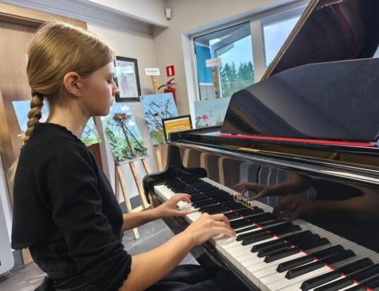 Fortepianowe lato w Strumieniu. Młodzi pianiści zagrali w emgoku